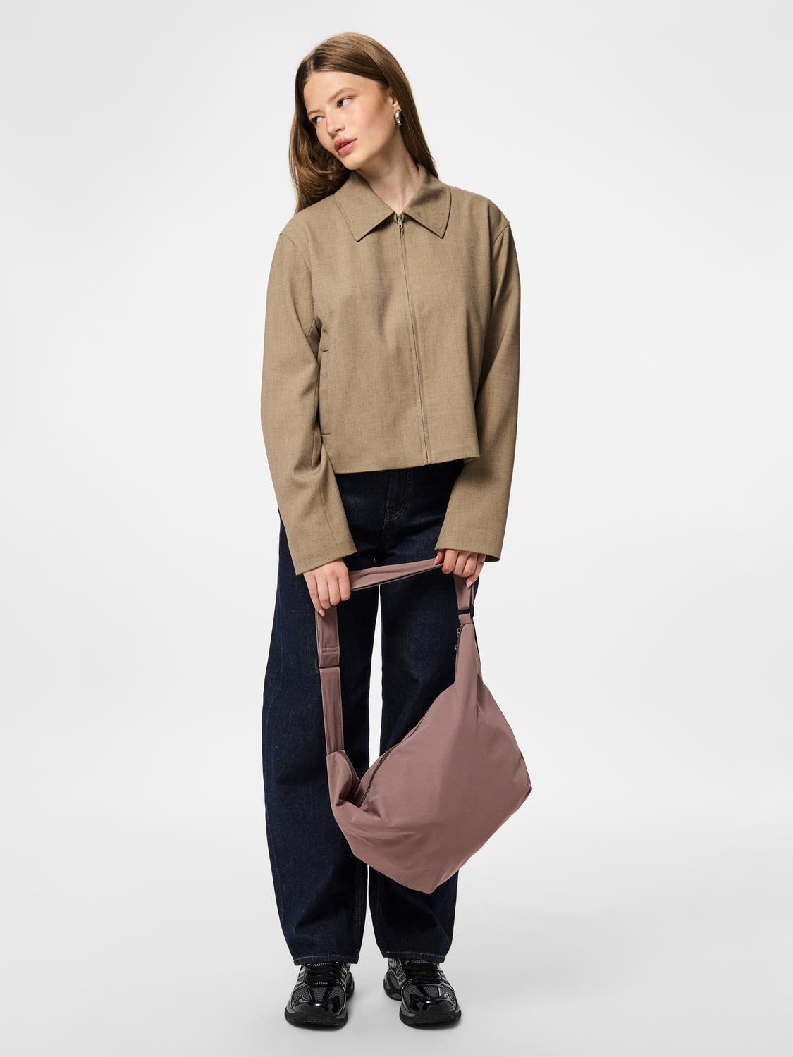 model_shot-front